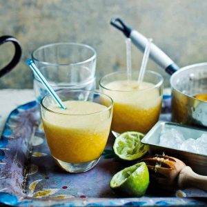 Cocktail cu caise si lamai verzi