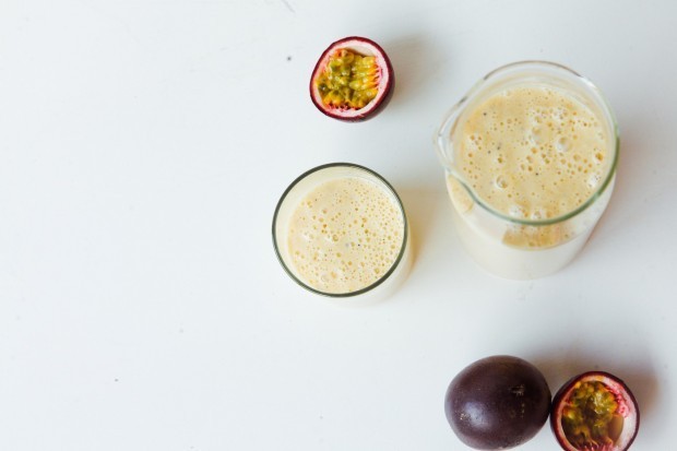 Smoothie cu banana, lapte de cocos si mango. Foto: glasshousejournal.co.uk