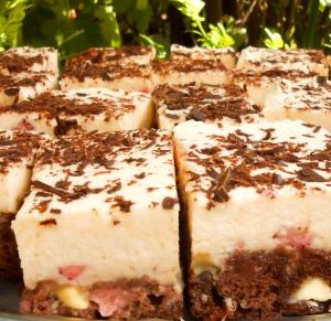 Prajitura cu blat de cacao si fructe si crema pufoasa