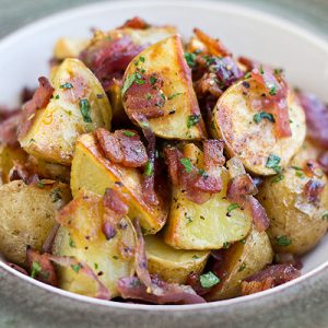 Salata de cartofi si bacon la tigaie