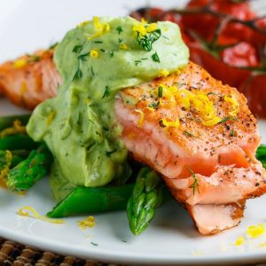 Somon cu sos de avocado