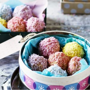 Prajituri din cozonac date prin fulgi colorati de cocos