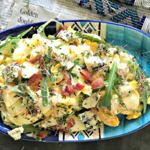 Salata cu oua, bacon si branza cu mucegai