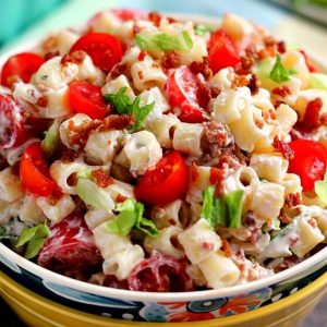 Salata cu paste, rosii cherry si smantana