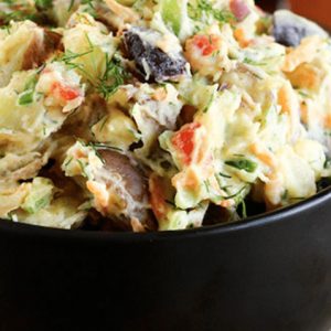 Salata greceasca cu pui, ciuperci murate, carofi si maioneza