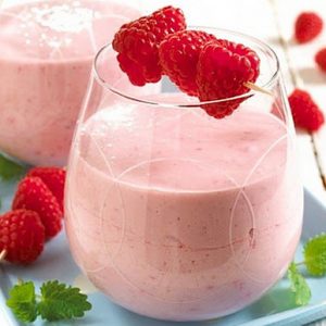 Smoothie cu piersici, banane si zmeura