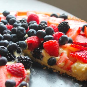 Tarta cu capsuni si fructe de padure