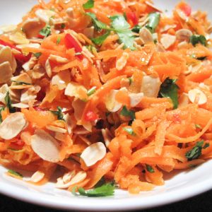 Salata cu morcovi, stafide si migdale
