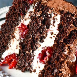 Tort de ciocolata cu vanilie si zmeura felie