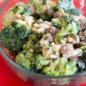 Broccoli cu smantana migdale prajite si stafide