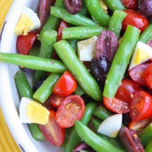 Salata de fasole verde oua rosii si masline