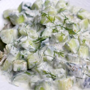 Salata de iaurt cu castravete taiat felii si masline