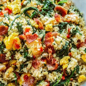 Salata de orez cu bacon, oua si spanac