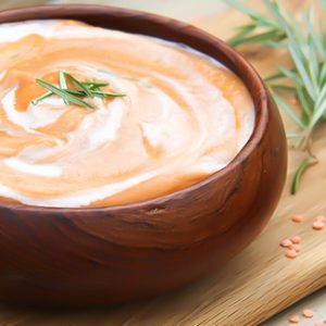Supa crema de cartofi decorata cu rozmarin