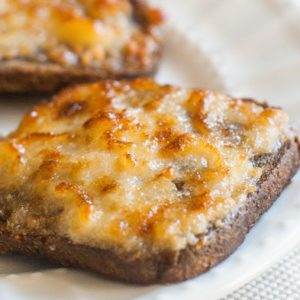 Toast cu cascaval ras si unt la cuptor