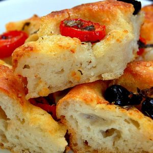 Foccacia cu rosii si masline