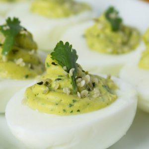 Oua umplute cu pasta de avocado