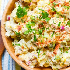 Salata de cartofi cu masline verzi oua si crema de branza