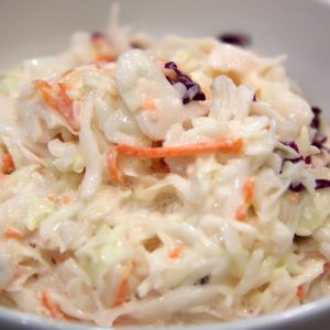 Salata de varza cu morcov si crema de branza cu smantana