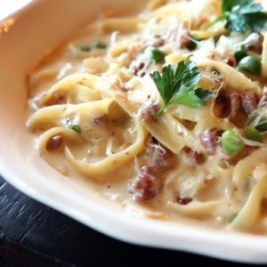 Tagliatelle carbonara cu carne si mazare