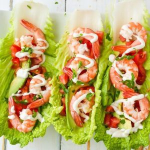 Creveti serviti cu salata si cu avocado