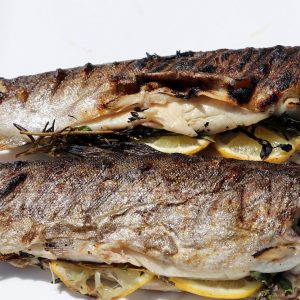 Pastrav la gratar umplut cu lamaie unt si patrunjel
