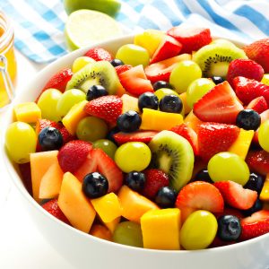 Salata de fructe cu capsune kiwi afine si miere