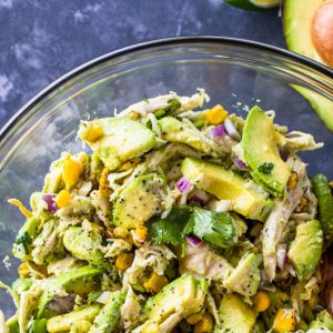 Salata de pui cu avocado, porumb si ceapa