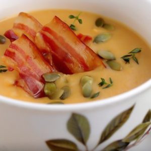 Supa crema de praz cu crutoane seminte de dovleac si bacon