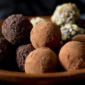 Trufe de ciocolata date prin cacao, alune