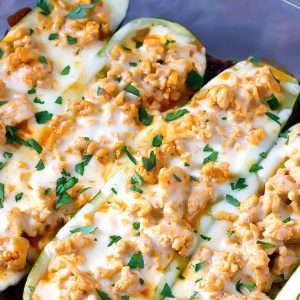 Zucchini umpluti cu carne de pui, parmesan la cuptor