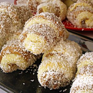 Cornulete insiropate cu nuca de cocos