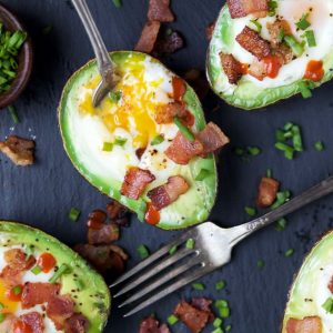 Avocado umplut cu ou si bacon la cuptor