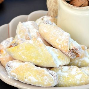 Cornulete-fragede-cu- smantana si nuca