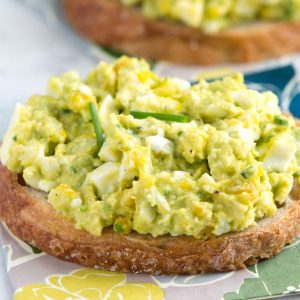 Salata de avocado cu telina si oua