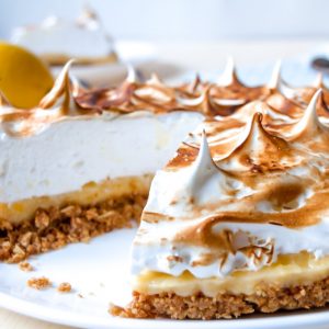Tarta cu lamaie si bezea cu blat de biscuiti