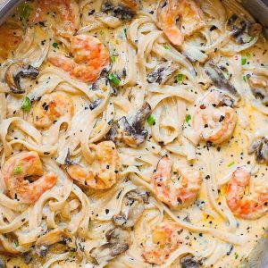 Paste cu fructe de mare, ciuperci, smantana si parmezan