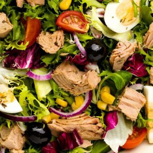 Salata cu ton oua rosii porumb
