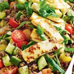 Salata cu branza Hallomi, linte rosie, rosii cherry