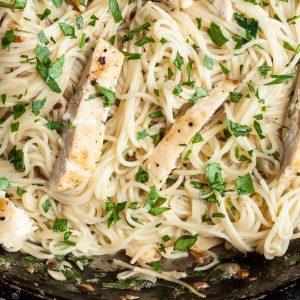 Spaghete cu pui si sos de usturoi