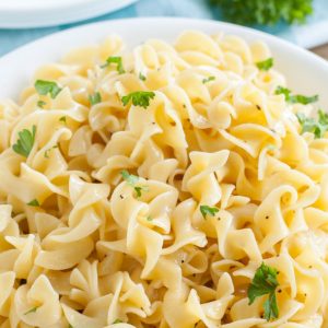 paste cu sos de unt si usturoi
