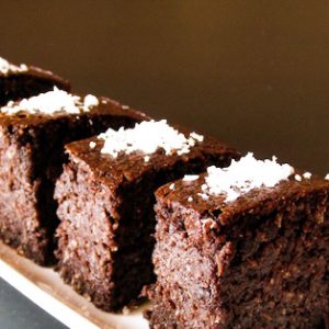 Prajitura din cocos trasa prin ciocolata