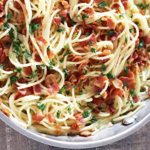 Spaghete cu bacon, smantana si patrunjel
