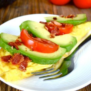 Omleta chedar avocado si rosii