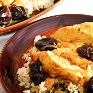 Orez cu prune uscate ceapa caramelizata si pui