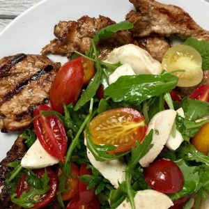 Salata cu spanac sau rucola cu cu vitel rosii cherry si mozarella