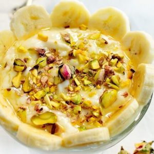 Budinca-libaneza-dcu apa de trandafiri, banane miere si fistic