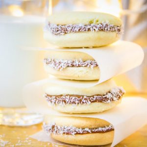 Biscuiti cu crema de cacao si fulgi de cocos