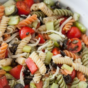 Salata cu paste in trei culori peste, rosii ardei si masline