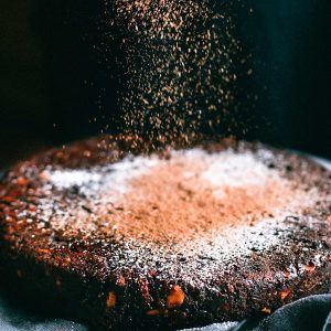 Tort Negresa insiropat cu portocale si zahar caramelizat